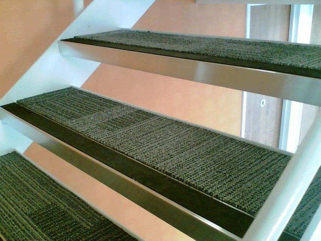 Покрытие на ступеньки. Проступи (накладки на ступени). Ковродержатели (для ступеней внешних лестниц). ГК "line Safety", l=1300 мм. Противоскользящие ступени с3. Накладки на ступени лестницы.