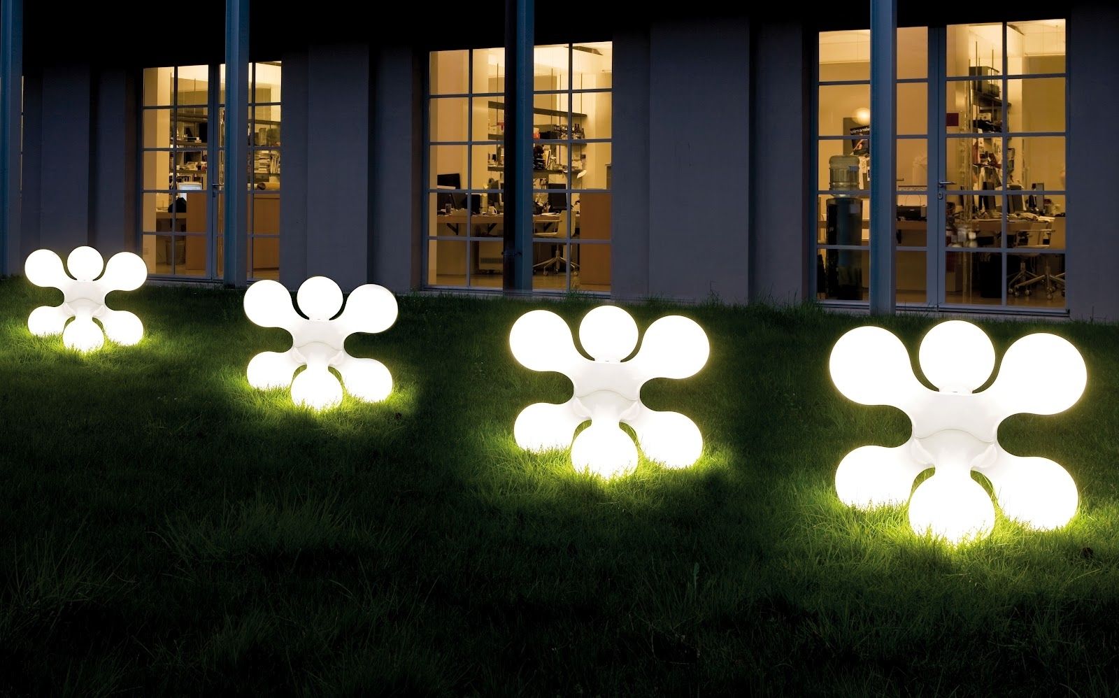 Featured Photo of The 15 Best Collection of Contemporary Solar Garden Lighting Fixtures