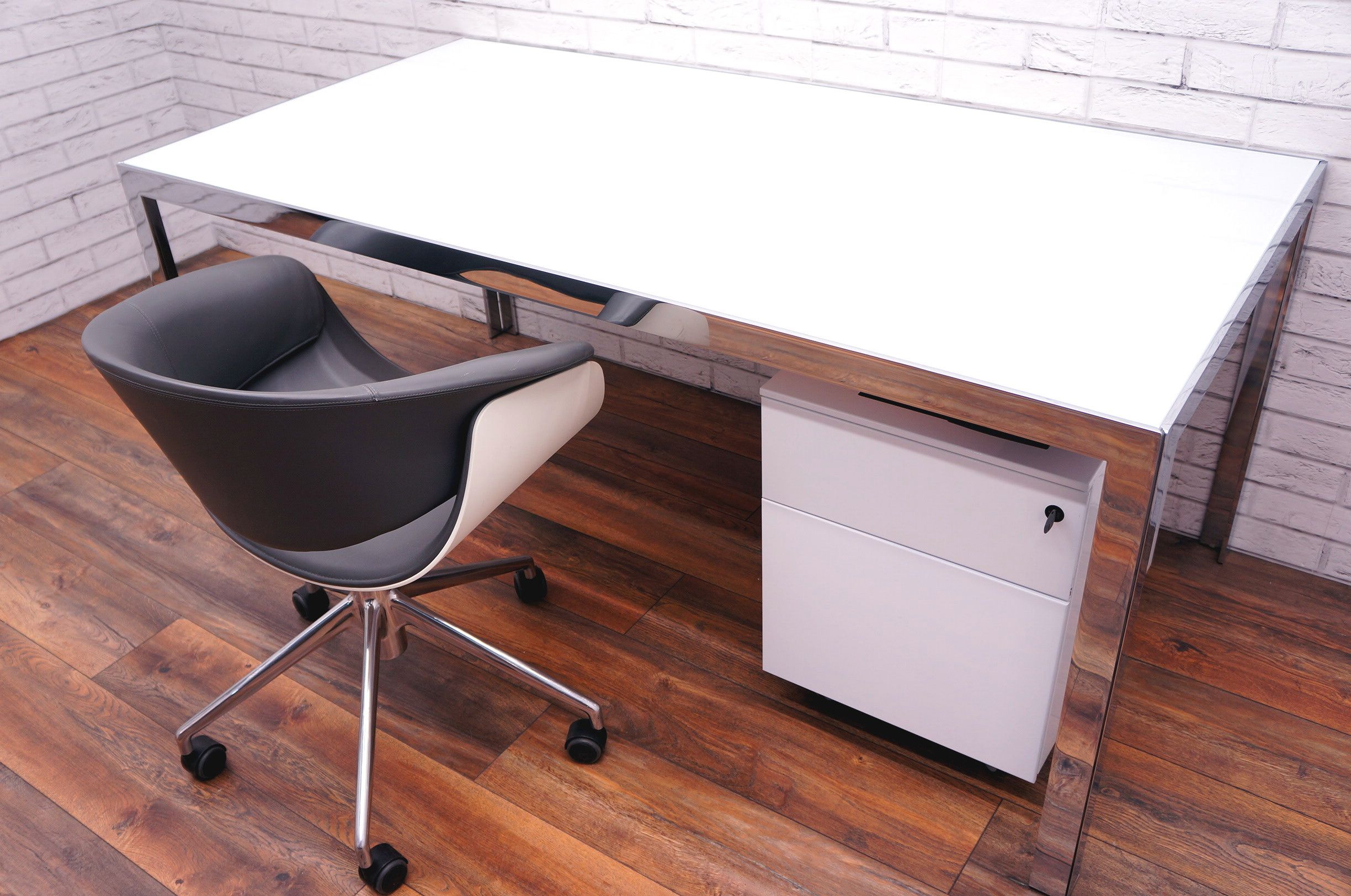 B&b Italia Progetto 1 White Glass Top Desk – Office Resale Inside White Finish Glass Top Desks (View 1 of 15)