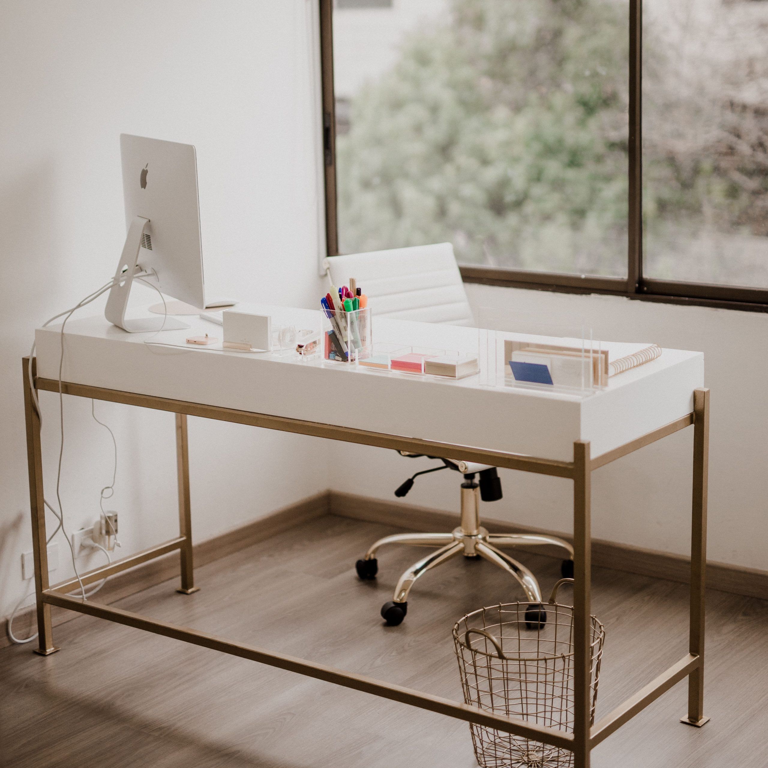 Office Desk ( White, Modern Gold Desk Design ) | Ideas De Diseño De For White Wood And Gold Metal Office Desks (View 9 of 15)