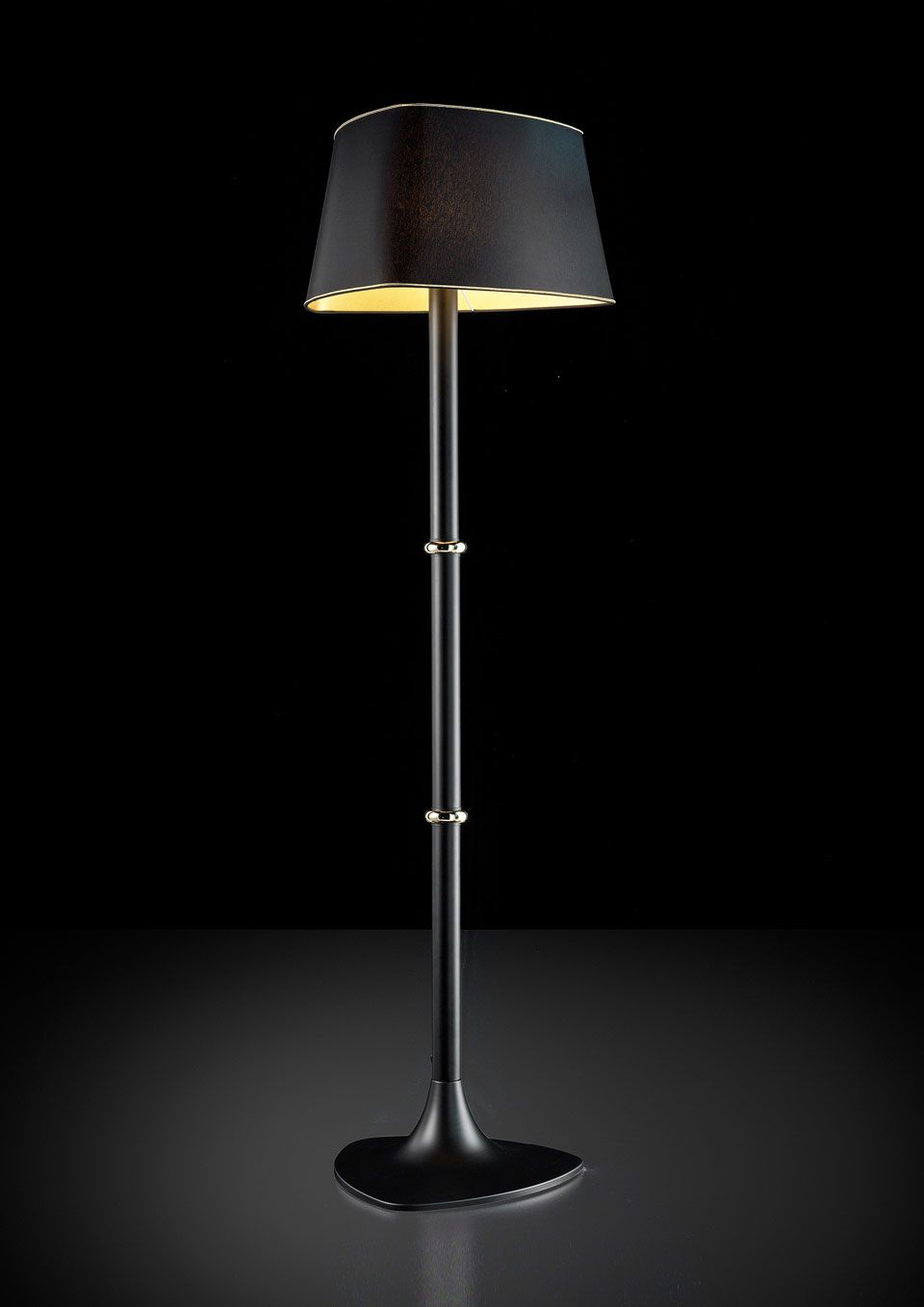 Black And Gold Floor Lamp With Matte Black Metal Foot And Gold Detail Hugo  – Italamp – Lampadaire  Classic And Contemporary Chandelier – Réf (View 10 of 15)